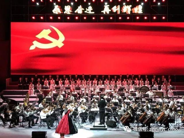 温室大棚讲党课 田间地头话振兴
